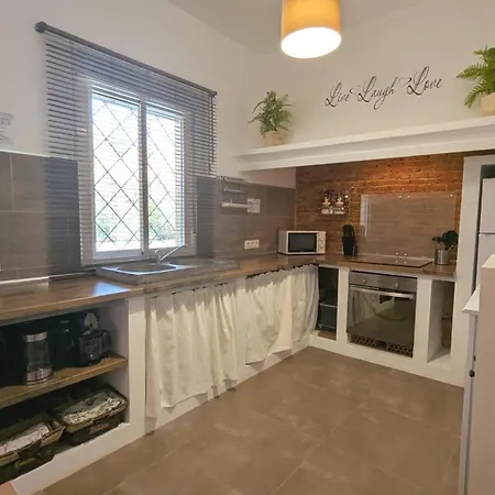 Casa Con Piscina Y Jardin Alma Lobon